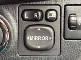 【電動格納ミラー】サイドミラーは電動格納式となっており、狭い駐車場でもキズがつくリスクを抑えられます。