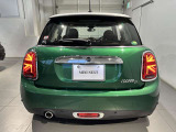 MINIを熟知したメカニックによる100項目の点検・整備を行います。不具合箇所、交換時期に達している部品に関しましては、全て弊社負担で交換してからのご納車となります。