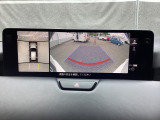 狭い場所での駐車やすれ違いなどでより的確な運転操作に役立つ360°ビューモニターが装備されています。