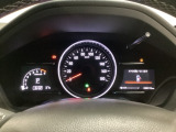 スピードメーターを大きく配した見やすいメーター部になっています。右側のインフォメーション画面でオドメーターや燃費などの情報を確認できます。