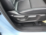 運転席は、高さを調整できるハイトアジャスター付きです。