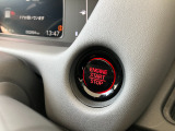 ホンダセンシング装着車となっております。衝突軽減ブレーキ、誤発進抑制機能、歩行者事故低減ステアリング、路外逸脱抑制機能、アダプティブクルーズコントロール、車線維持支援システム他、8つの機能で幅広く支援