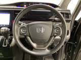 ハンドルにHondaセンシング系のクルーズコントロールやレーンキープアシストなどのスイッチと、オーディオの操作スイッチが装備されています。ハンドルから手を離さず安全に操作できます。