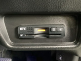 ハンドルの右下にETCがついています。高速道路の料金所の通過も楽々です!。 カードの取り出しもしやすい場所についています。