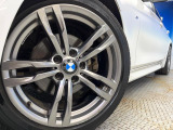 ●純正18インチアルミホイール:輸入車ならではの卓越した走りを支えるホイールと足回りです!日本車の走りに慣れている方にもぜひ体感して頂きたいほど、高いレベルでまとまっています!