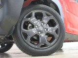 スポーティな印象を与える純正ホイールです。どこまでも走っていきたくなるようなデザインですね♪
