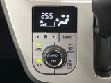 【オートエアコン】一度お好みの温度に設定すれば、車内の温度を検知し風量や温度を自動で調整。暑い…寒い…と何度もスイッチ操作をする必要はありません。快適な車内空間には必須の機能ですね♪