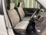 乗降がしやすい運転席。高さが調節できて小柄な方でもベストポジションをとることができます。
