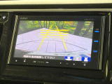 【バックカメラ】駐車時に後方がリアルタイム映像で確認できます。大型商業施設や立体駐車場での駐車時や、夜間のバック時に大活躍!運転スキルに関わらず、今や必須となった装備のひとつです!