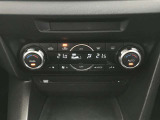 【フルオートエアコン】運転席と助手席の温度調整がそれぞれ出来るフルオートエアコン装備です。これなら暑がりなご主人、寒がりな奥様が同乗されても問題ないですね。