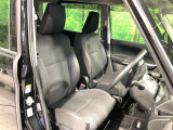 運転席まわりには十分なスペースがあり、大柄な方でもゆったり運転していただける環境です。