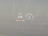 ●ヘッドアップディスプレイ:現在の速度や走行情報をデジタル表示で運転席前方のガラスに投影!運転中、視線をずらさず必要な情報を確認できるのでとっても便利で安心!