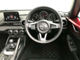 【運転席インテリアデザイン】左右対称のインテリアデザインでドライバーを包み込み運転に集中できるように設計されています。
