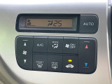 【オートエアコン】一度お好みの温度に設定すれば、車内の温度を検知し風量や温度を自動で調整。暑い…寒い…と何度もスイッチ操作をする必要はありません。快適な車内空間には必須の機能ですね♪