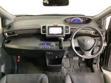 車内は光触媒抗菌消臭施工済です。インパネ周りはスタイリッシュなデザインです。グローブボックスやカップホルダーのほかにトレーなどたくさんの収納スペースが付いています。