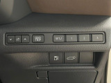 【メモリー機能付きパワーシート】ドライバーごとに設定したシート位置を記憶して、ボタン一つで切り替えできる便利な機能!運転する方が複数名いらっしゃるご家庭におすすめです♪