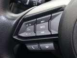 ステアリング左側にはオーディオコントロールスイッチを搭載。走行中でも簡単に音量の上げ下げ、曲の送り戻し、モードの切り替えが可能です。クイックに切り替えてお好みの音楽で楽しいドライブを!