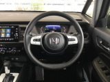 2本スポークのステアリングホイールで、運転席まわりがすっきりして見やすいですよ。