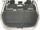 【広々トランクルーム】車体に対してスペースは広めに作ってあります。また、背もたれを倒すとより多くの荷物を乗せることができます。