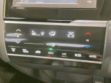 【オートエアコン】一度お好みの温度に設定すれば、車内の温度を検知し風量や温度を自動で調整。暑い…寒い…と何度もスイッチ操作をする必要はありません。快適な車内空間には必須の機能ですね♪