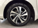 精悍なデザインの純正アルミホイールを装備しています。足元を引き立てて、美しいボディラインを一層引き締めてくれています。