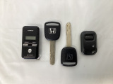キーレスエントリー付きです。ドアの開け閉めの際に、ボタン操作でキーの差し込み不要です。通常のキーもスペアとして用意しております。加えて、リモコンエンジンスターター用の操作キー(Aftermarket品)もついています。
