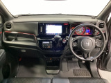 車内は光触媒抗菌消臭施工済です。スタイリッシュなデザインでスポーティなインパネ周りを演出します。グローブボックスやカップホルダーのほかにトレーなどたくさんの収納スペースが付いています。
