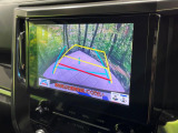 【バックカメラ】駐車時に後方がリアルタイム映像で確認できます。大型商業施設や立体駐車場での駐車時や、夜間のバック時に大活躍!運転スキルに関わらず、今や必須となった装備のひとつです!