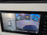 【全方位モニター】リバースに入れた際、車両全体を見渡している映像に切り替わります。また、見通しが悪い場所で便利な前方ワイド映像やすれ違いに便利な助手席側ワイド映像など切り替えが出来ますよ♪