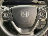 ハンドルにHondaセンシング系のクルーズコントロールやレーンキープアシストなどのスイッチと、オーディオの操作スイッチが装備されています。ハンドルから手を離さず安全に操作できます。