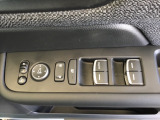 電動格納式ドアミラーのスイッチは運転席ドアにあります。
