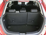 【広々トランクルーム】車体に対してスペースは広めに作ってあります。また、背もたれを倒すとより多くの荷物を乗せることができます。
