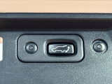 【パワーバックドア】スマートキーや運転席のボタンを押すだけでリアゲートが自動で開閉します!荷物を持っている時や、高い位置にあるバックドアを閉める際に便利な機能です♪