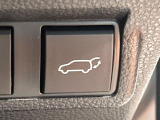 【パワーバックドア】スマートキーや運転席のボタンを押すだけでリアゲートが自動で開閉します!荷物を持っている時や、高い位置にあるバックドアを閉める際に便利な機能です♪