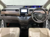 車内は光触媒抗菌消臭施工済です。インパネ周りはスタイリッシュなデザインで機能や装備も充実しています。グローブボックスやカップホルダーのほかにトレーなどたくさんの収納スペースが付いています。