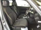 シートはフィット性も良く、楽な運転姿勢を保てます。