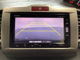 バックでの車庫入れも安心です! リアカメラが付いているバックモニター付のナビを装備しております。操作線もついており距離感も画面から確認できます。