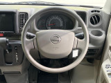 インテリアに合わせたデザインのステアリングは、運転される方のことも考え、運転しやすい形状、大きさです。是非一度、実際に触ってお確かめください。