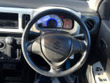 インテリアに合わせたデザインのステアリングは、運転される方のことも考え、運転しやすい形状、大きさです。是非一度、実際に触ってお確かめください。