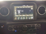 Uconnectオーディオナビゲーションシステム。AppleCarPlay・AndroidAuto対応音楽の再生が可能。他にも、エアコンの操作など様々な機能が操作可能。地デジチューナー内蔵でテレビの視聴も可能。