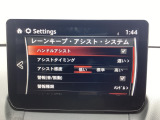 ハンドル操作をアシストすることにより車線からの逸脱回避を支援します。