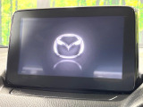 【マツダコネクトナビ】車内の雰囲気にマッチした一体型タイプのナビ。各種車輌設定やBluetooth再生等、様々な機能が楽しめます。直感的なダイヤル操作が可能で、使い勝手も良好です。