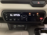 セレクトレバーの左上にプラズマクラスター付き・オートエアコンがついてますので簡単操作で快適に過ごせます。シートヒータースイッチ内蔵で運転席用に2段階で温度設定ができます。