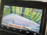 【バックカメラ】駐車時に後方がリアルタイム映像で確認できます。大型商業施設や立体駐車場での駐車時や、夜間のバック時に大活躍!運転スキルに関わらず、今や必須となった装備のひとつです!