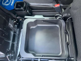 助手席シート下にはバッケットタイプの小物入れがあります。シューズや洗車道具など収納できます。