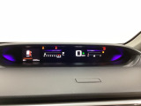 デジタル表示のスピードメーターとタコメーターを大きく配した見やすいメーター部になっています。左側のインフォメーション画面でオドメーターや燃費などの情報を確認できます。
