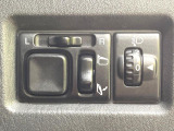 【電動格納ミラー】サイドミラーは電動格納式となっており、狭い駐車場でもキズがつくリスクを抑えられます。