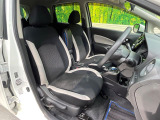 運転席まわりには十分なスペースがあり、大柄な方でもゆったり運転していただける環境です。