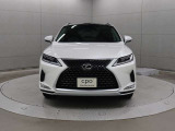 フロントビューは、スピンドルグリルの切り返し位置を高く置き、薄くシャープなアッパー部と分厚く堂々としたロア部を対比させ、鋭さと力強さを両立しています。