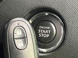 【Hondaスマートキー】カバンやポケットに入れたままでもドアの施錠・解錠が可能なスマートキーを装備。エンジンのオン・オフ時もカギを取り出す必要が無いからとっても便利です♪
